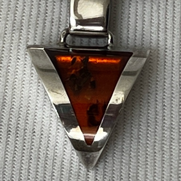 Gorgeous Vtg modernistic triangle Amber .925 sterling silver pendant 9.7g - Picture 6 of 11